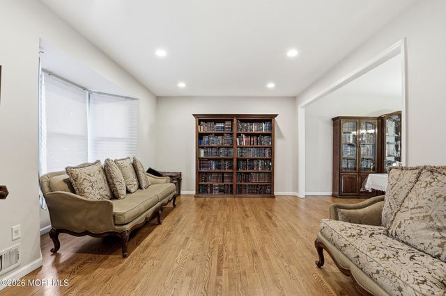 13 Independence Court, Lakewood, NJ 08701