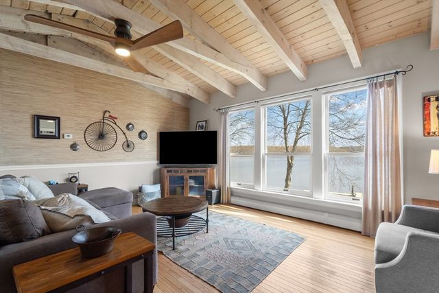 43 Cliff Dr, Freetown, MA 02702