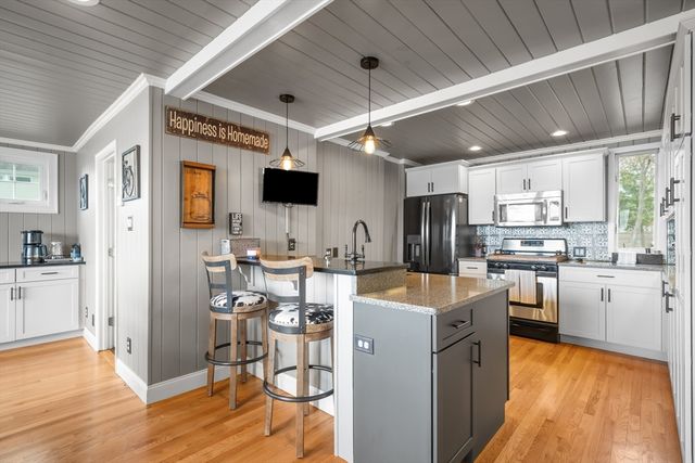 43 Cliff Dr, Freetown, MA 02702