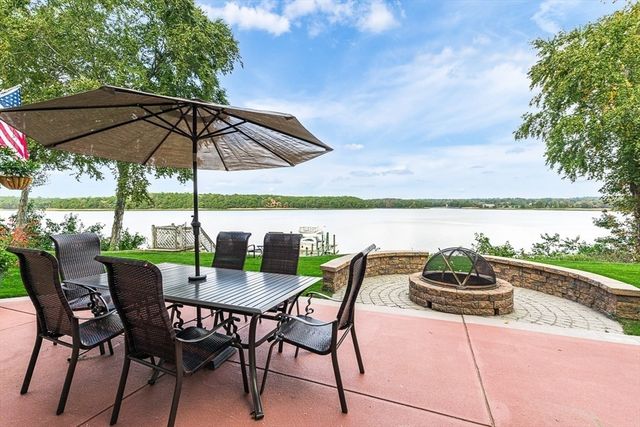 43 Cliff Dr, Freetown, MA 02702
