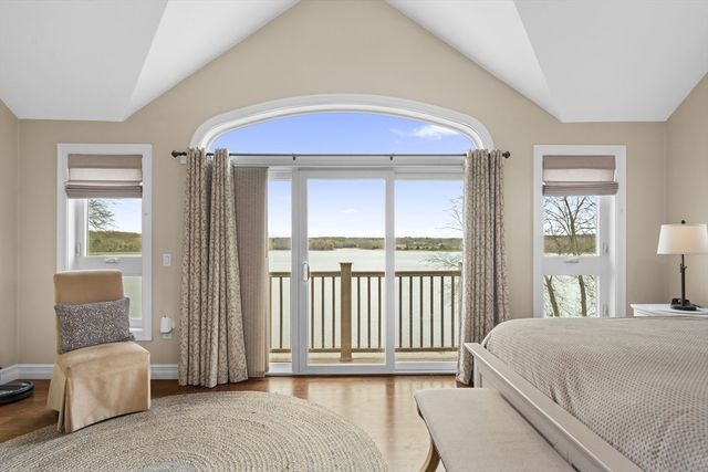43 Cliff Dr, Freetown, MA 02702