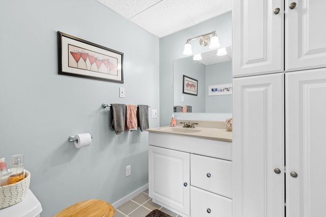 43 Cliff Dr, Freetown, MA 02702