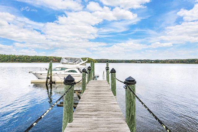 43 Cliff Dr, Freetown, MA 02702