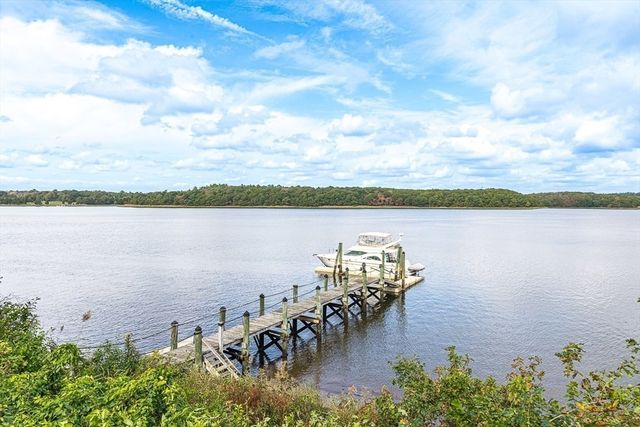 43 Cliff Dr, Freetown, MA 02702