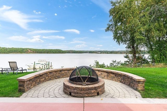 43 Cliff Dr, Freetown, MA 02702