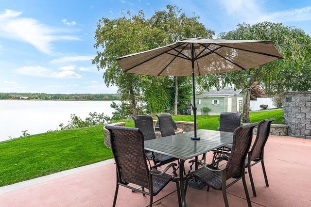 43 Cliff Dr, Freetown, MA 02702