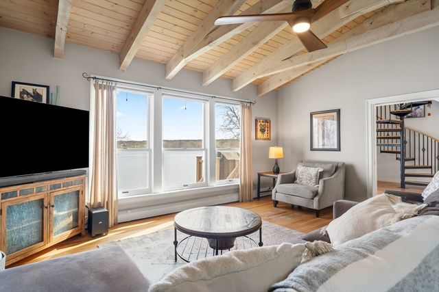 43 Cliff Dr, Freetown, MA 02702