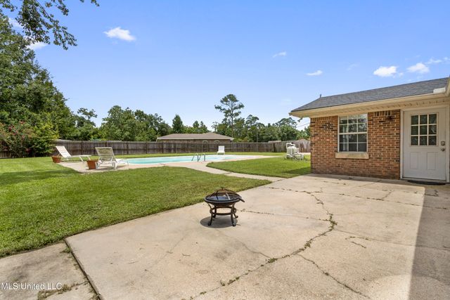 904 Waveland Avenue, Waveland, MS 39576