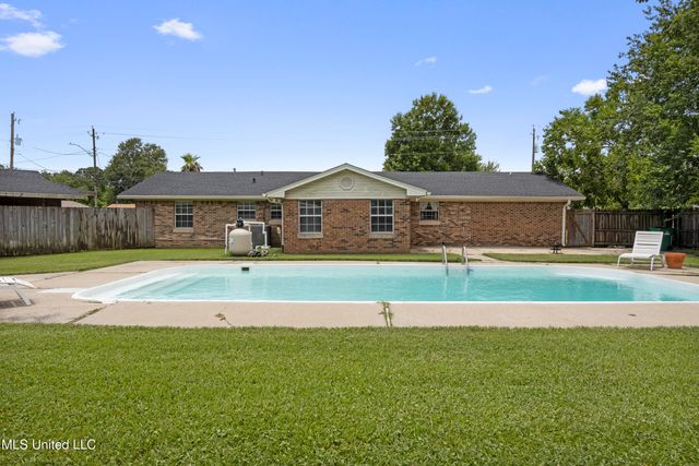 904 Waveland Avenue, Waveland, MS 39576