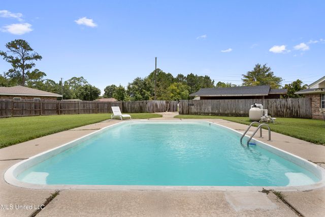 904 Waveland Avenue, Waveland, MS 39576