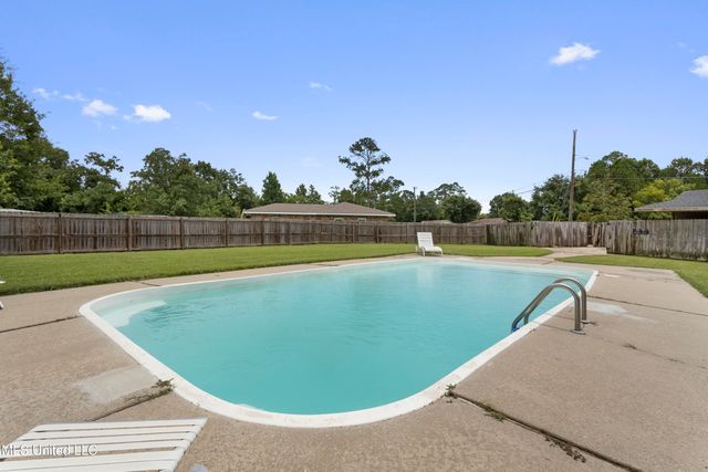 904 Waveland Avenue, Waveland, MS 39576