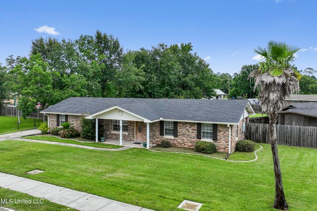 904 Waveland Avenue, Waveland, MS 39576