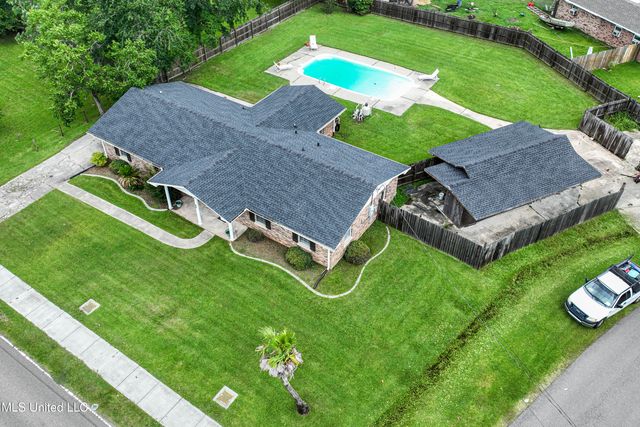 904 Waveland Avenue, Waveland, MS 39576