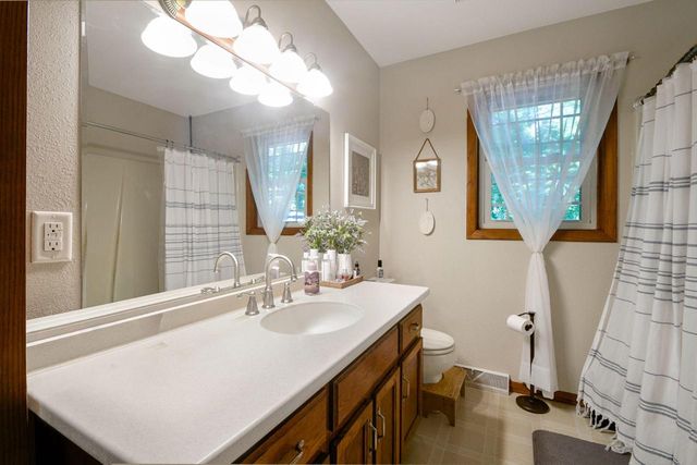6905 Colt CIRCLE, West Bend, WI 53090