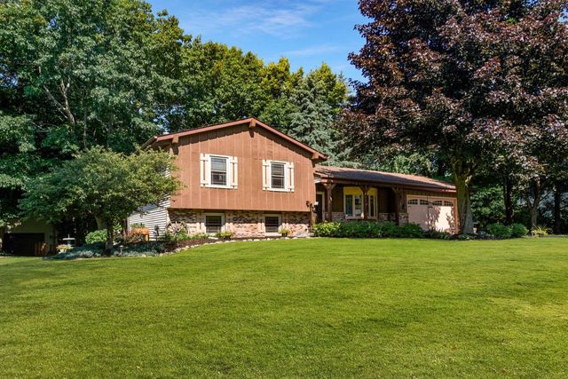 6905 Colt CIRCLE, West Bend, WI 53090