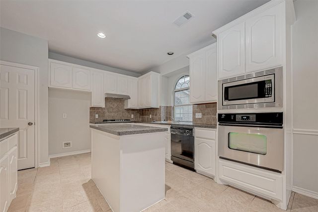 10327 Sablebrook Lane, Houston, TX 77095