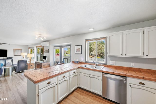 951 NE Lena Place, Bend, OR 97701