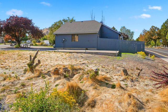 951 NE Lena Place, Bend, OR 97701