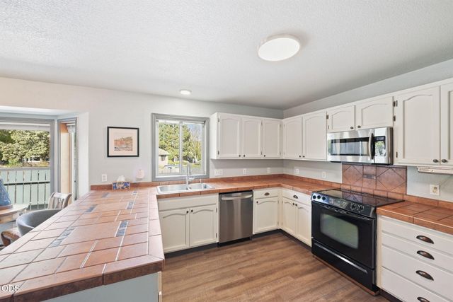 951 NE Lena Place, Bend, OR 97701