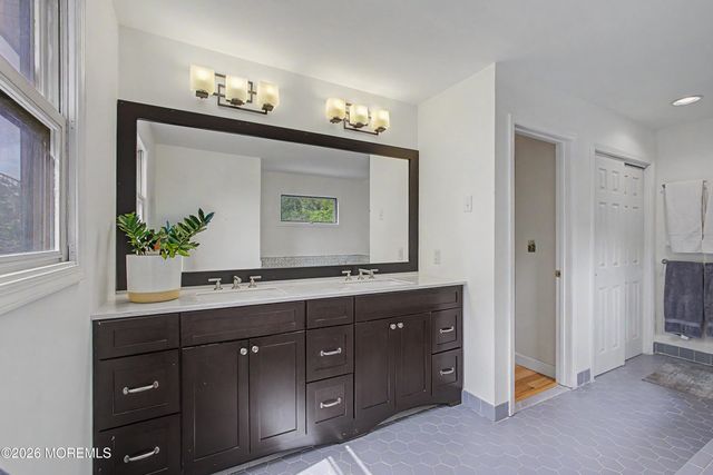 9 Stacy Drive, Cream Ridge, NJ 08514
