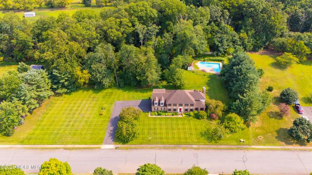 9 Stacy Drive, Cream Ridge, NJ 08514