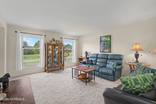 9 Stacy Drive, Cream Ridge, NJ 08514