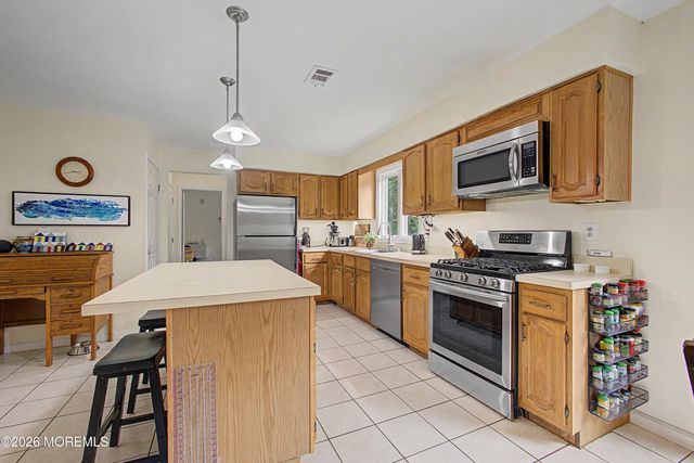 9 Stacy Drive, Cream Ridge, NJ 08514