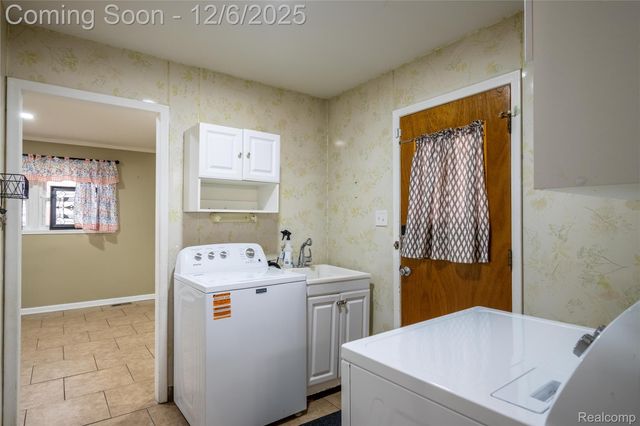 1539 Dulong Avenue, Madison Heights, MI 48071