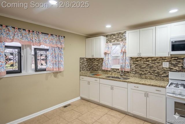 1539 Dulong Avenue, Madison Heights, MI 48071