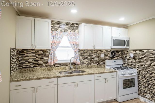 1539 Dulong Avenue, Madison Heights, MI 48071