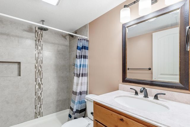 4034 E Countryside Plz, Wichita, KS 67218