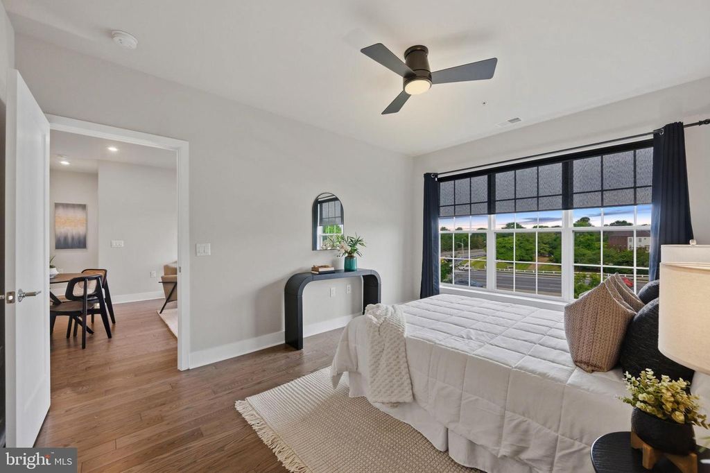 Image 10 of property listing at 502 DIAMONDBACK DR #310, Gaithersburg, MD 20878