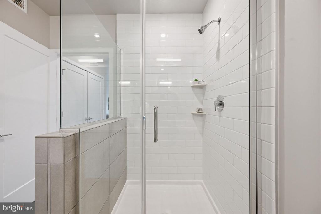 Image 18 of property listing at 502 DIAMONDBACK DR #310, Gaithersburg, MD 20878