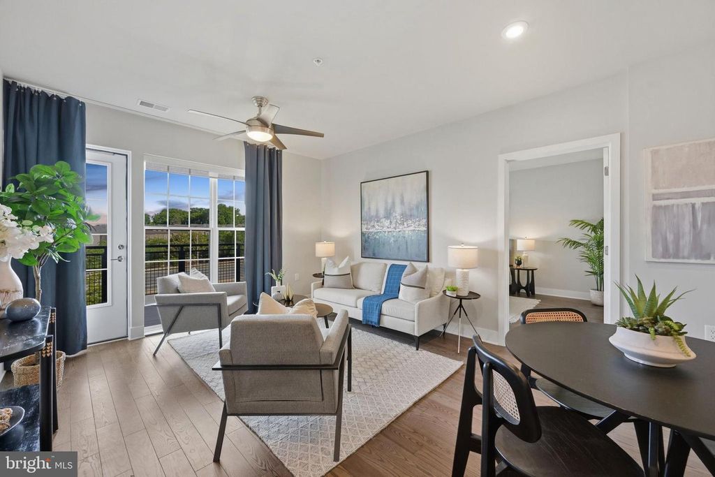 Image 2 of property listing at 502 DIAMONDBACK DR #310, Gaithersburg, MD 20878