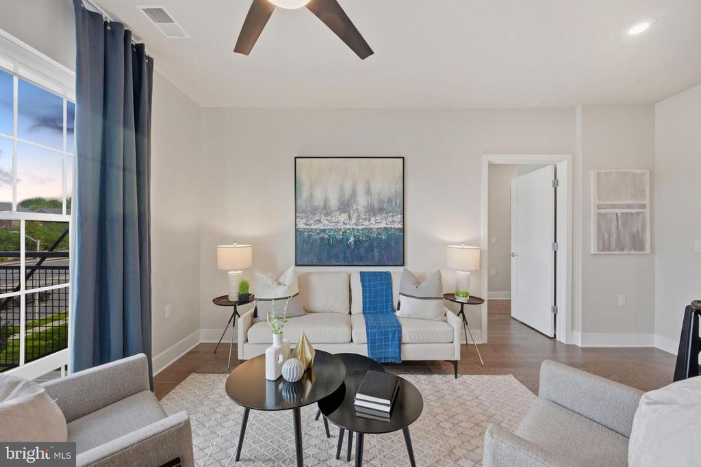 Image 3 of property listing at 502 DIAMONDBACK DR #310, Gaithersburg, MD 20878