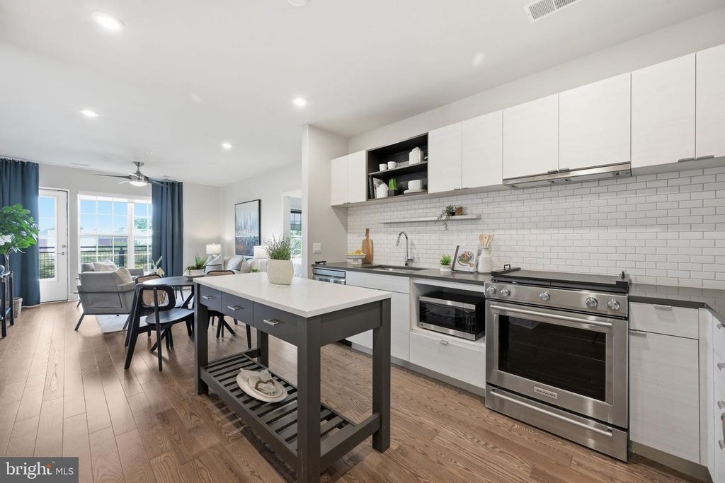 Image 6 of property listing at 502 DIAMONDBACK DR #310, Gaithersburg, MD 20878