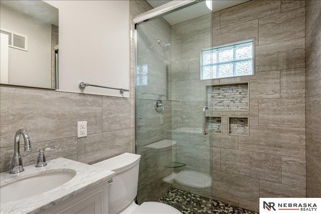 821 N 77th Street, Omaha, NE 68114