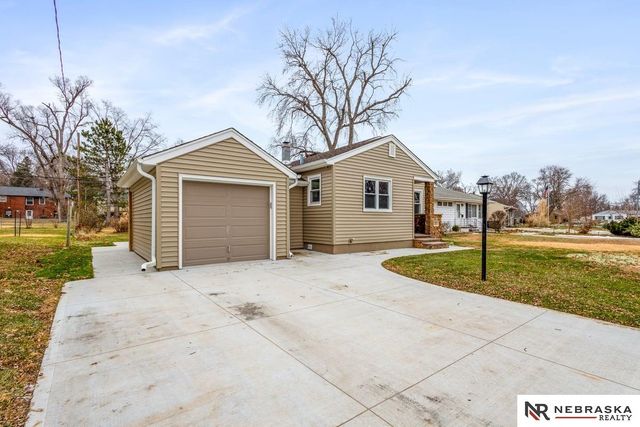821 N 77th Street, Omaha, NE 68114
