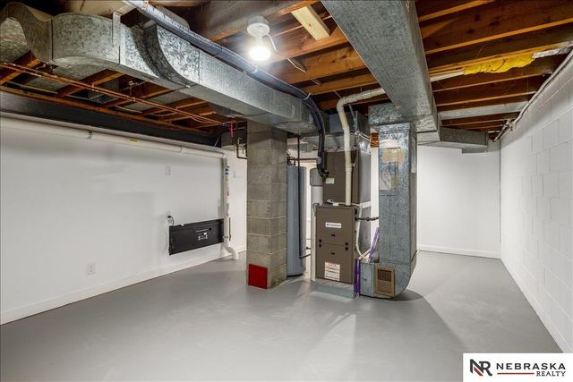 821 N 77th Street, Omaha, NE 68114