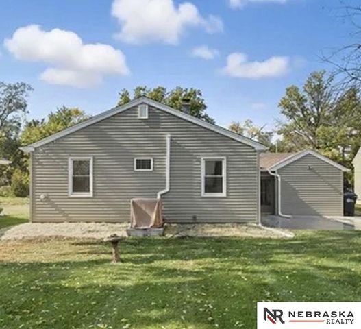 821 N 77th Street, Omaha, NE 68114