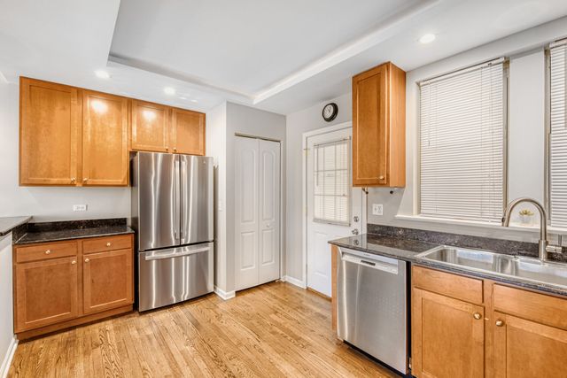 2033 W Fargo Avenue 2, Chicago, IL 60645