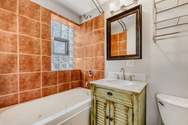 2033 W Fargo Avenue 2, Chicago, IL 60645