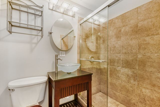 2033 W Fargo Avenue 2, Chicago, IL 60645