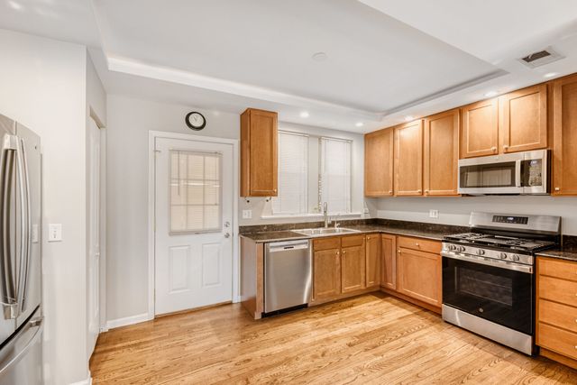 2033 W Fargo Avenue 2, Chicago, IL 60645