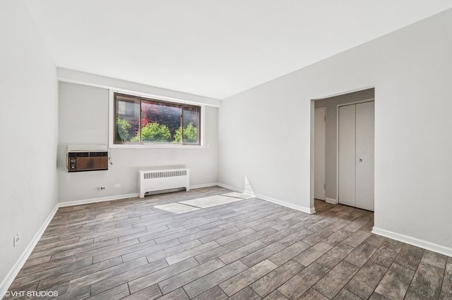 2032 W Jarvis Avenue 1B, Chicago, IL 60645