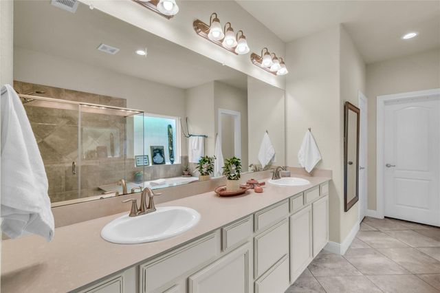 401 Bentwood Way, Clute, TX 77531