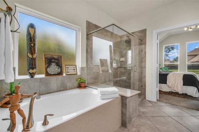401 Bentwood Way, Clute, TX 77531