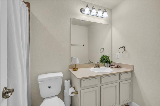 401 Bentwood Way, Clute, TX 77531