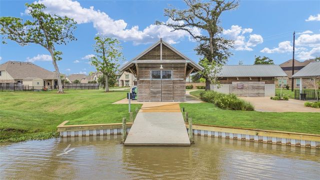 401 Bentwood Way, Clute, TX 77531