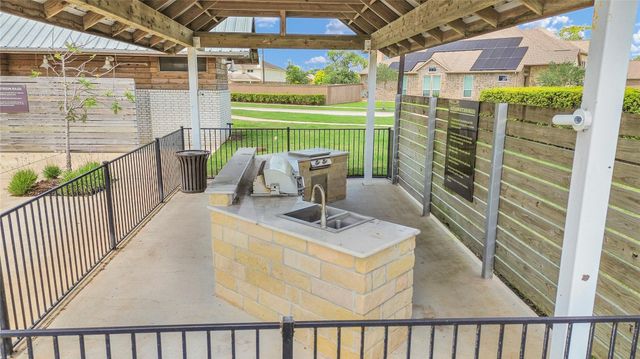 401 Bentwood Way, Clute, TX 77531